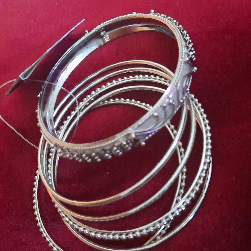 Silver bangle set